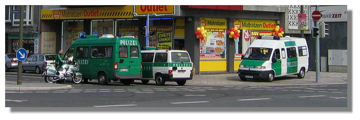 [Foto:innenstadt-polizeifahrzeuge.jpg]