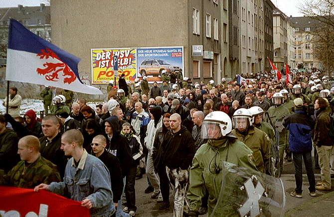 [Foto:mar-2001-demonstration.jpg]