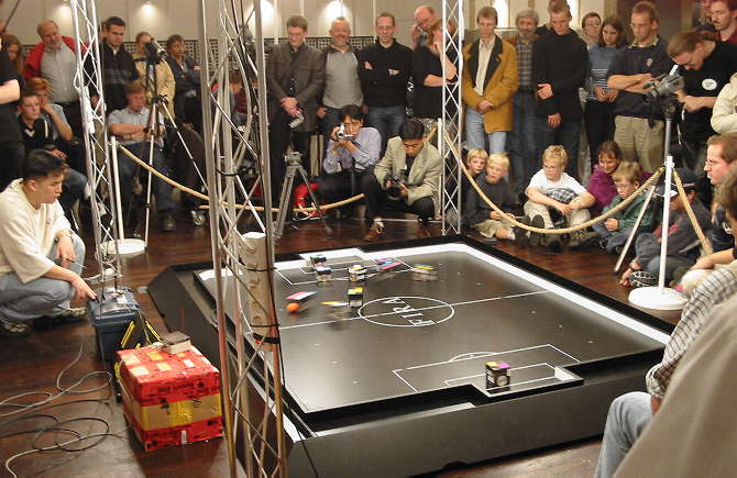 [Foto:roboterfussball.jpg]