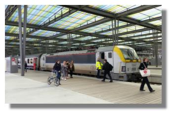 [Foto:bahnhof-oostende-fahrgaeste.jpg]