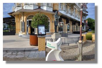 [Foto:de-haan-hoteleingang.jpg]