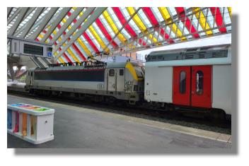[Foto:liege-guillemins-bahnhof-lokomotive.jpg]