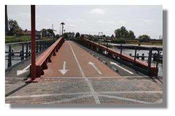 [Foto:souburg-bruecke-radweg.jpg]