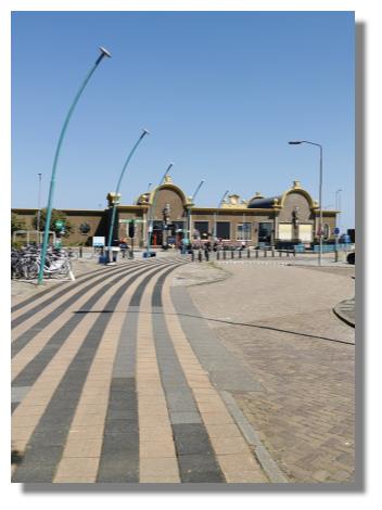 [Foto:vlissingen-bahnhof-vorplatz.jpg]