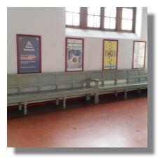 [Foto:de-panne-bahnhof-baenke.jpg]
