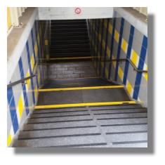 [Foto:de-panne-bahnhof-treppen.jpg]