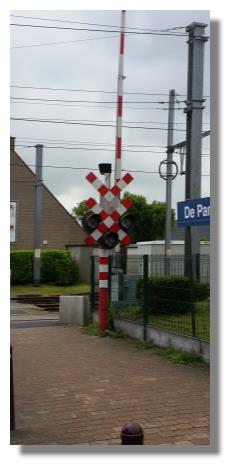 [Foto:de-panne-bahnuebergang.jpg]
