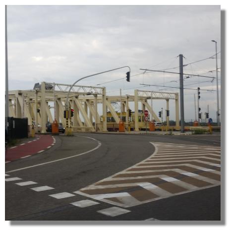 [Foto:zeebrugge-bruecke-isabellalaan-strassenbahn.jpg]