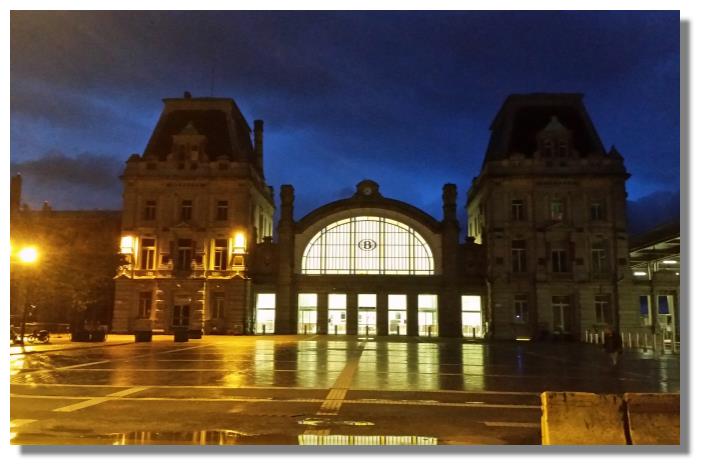 [Foto:bahnhof-oostende-bei-nacht.jpg]