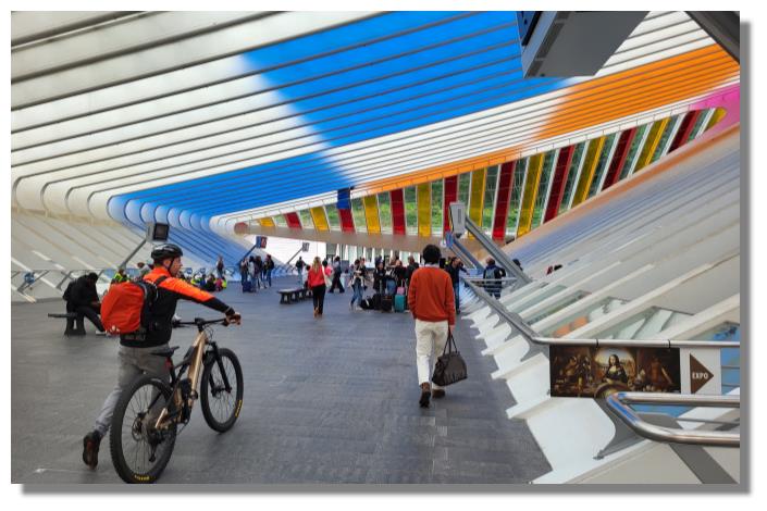 [Foto:liege-guillemins-bahnhof-quergang.jpg]