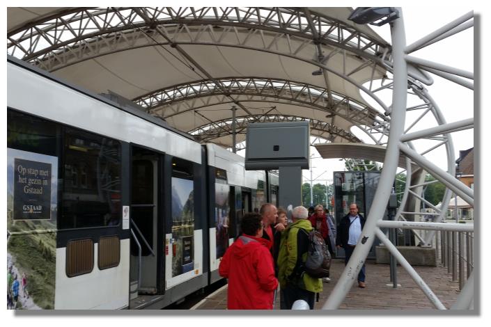 [Foto:nieuwpoort-haltestelle-fahrgaeste.jpg]