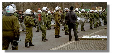 [Foto:mar-2001-polizei.jpg]