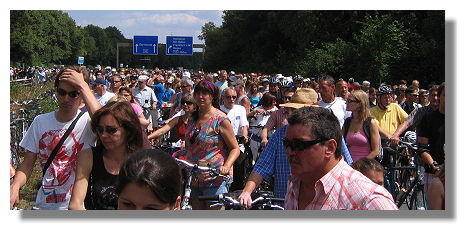 [Foto:stillleben-b1-radfahrer-im-stau.jpg]