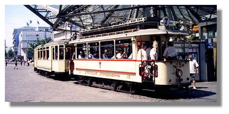 [Foto:strassenbahn-115-am-pylon.jpg]