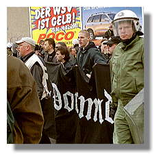 [Foto:mar-2001-demonstration.jpg]