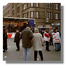 [Foto:mar-2001-gegendemo.jpg]